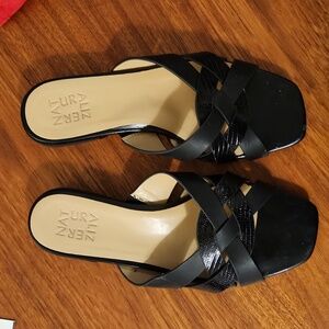 Black leather sandal naturalizer